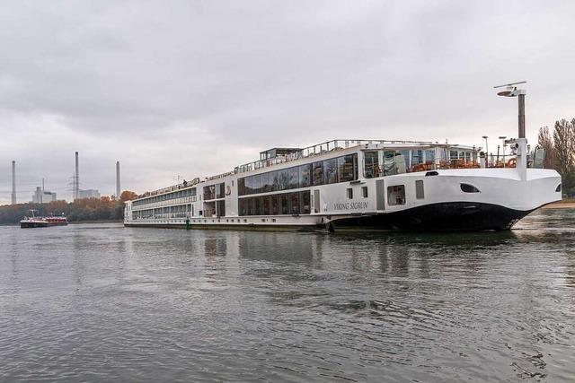 Schifffahrt auf Rhein nach Havarie wieder frei – Notfahrrinne gegraben