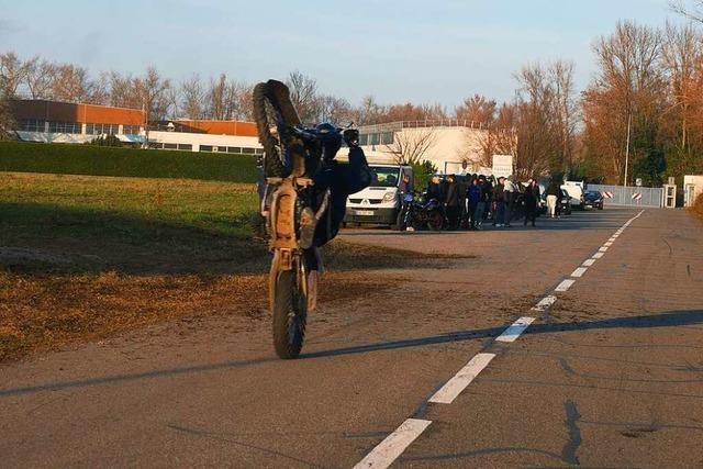 Polizei stoppt nach Lrmbeschwerde Auto- und Motorradrennen in Volgelsheim im Elsass