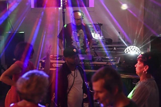 DJ Patrick Strub legt bei der 40plus Groove Dance Party in der Dreyspring Bar im Lahrer Schlachthof auf