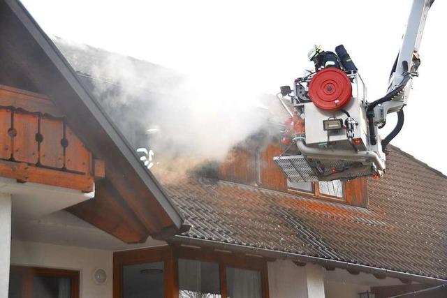 Feuerwehr lscht Brand auf Campingplatz Belchenblick in Staufen