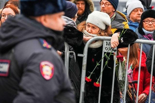 Bei Nawalnys Beerdigung in Moskau herrscht trotz Drohkulisse ein groer Andrang