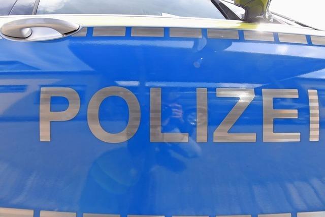 Unbekannter Autofahrer reit in Schopfheim Sperrpfosten um