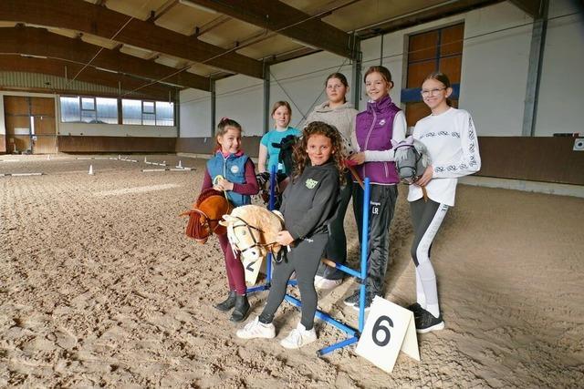 Hobby Horsing: Warum in Neuried junge Leute auf Steckenpferden reiten