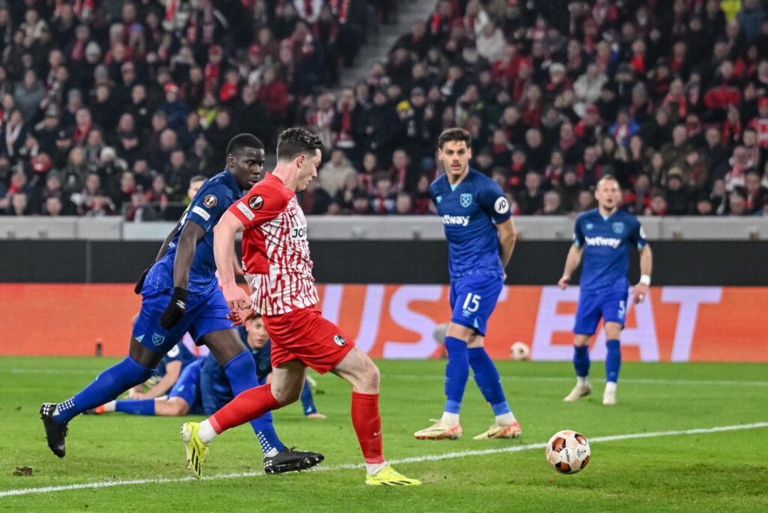 SC-Spieler Michael Gregoritsch schiebt... zum 1:0 fr die Freiburger ins Tor.    | Foto: Harry Langer (dpa)