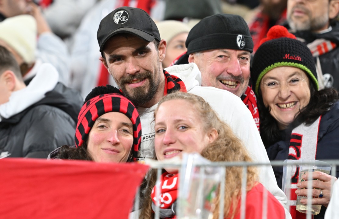 Die Fans sehen ein starkes Spiel ihrer Mannschaft.  | Foto: Achim Keller