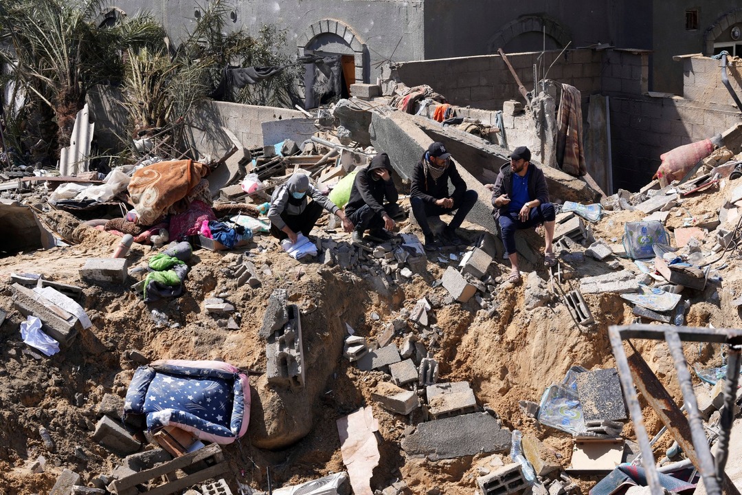 Zerst&ouml;rung im Gazastreifen: Laut ...mehr als 30.000 Menschen get&ouml;tet.  | Foto: Adel Hana/AP/dpa