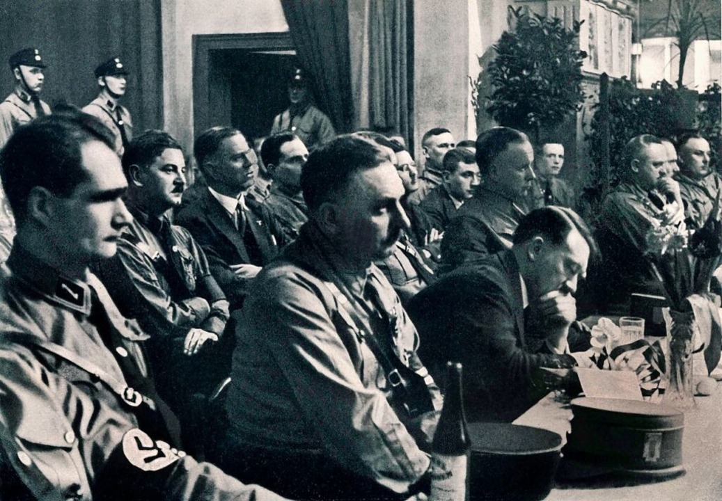 Formal war er der Herr ber die Univer...Tagung, rechts neben ihm Adolf Hitler.  | Foto: imago/sepp spiegl