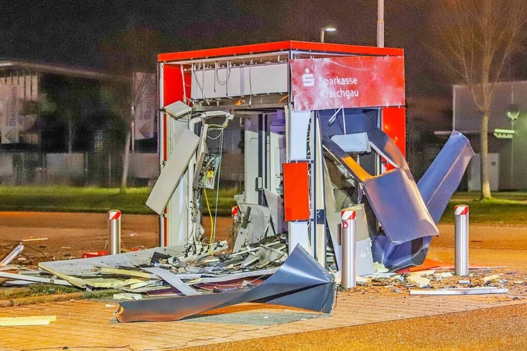 Ein gesprengter Geldautomat in Bruchsal  | Foto: Fabian Geier (dpa)