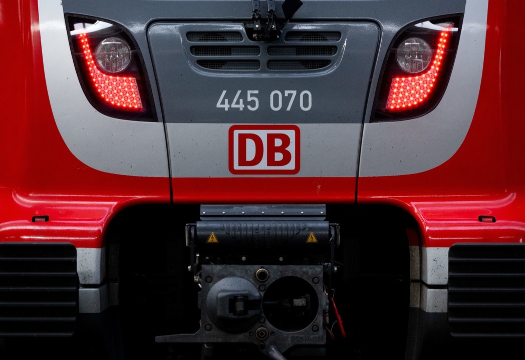Die Deutsche Bahn will die Tarifgespr&auml;che mit der GDL fortsetzen.  | Foto: Sven Hoppe/dpa