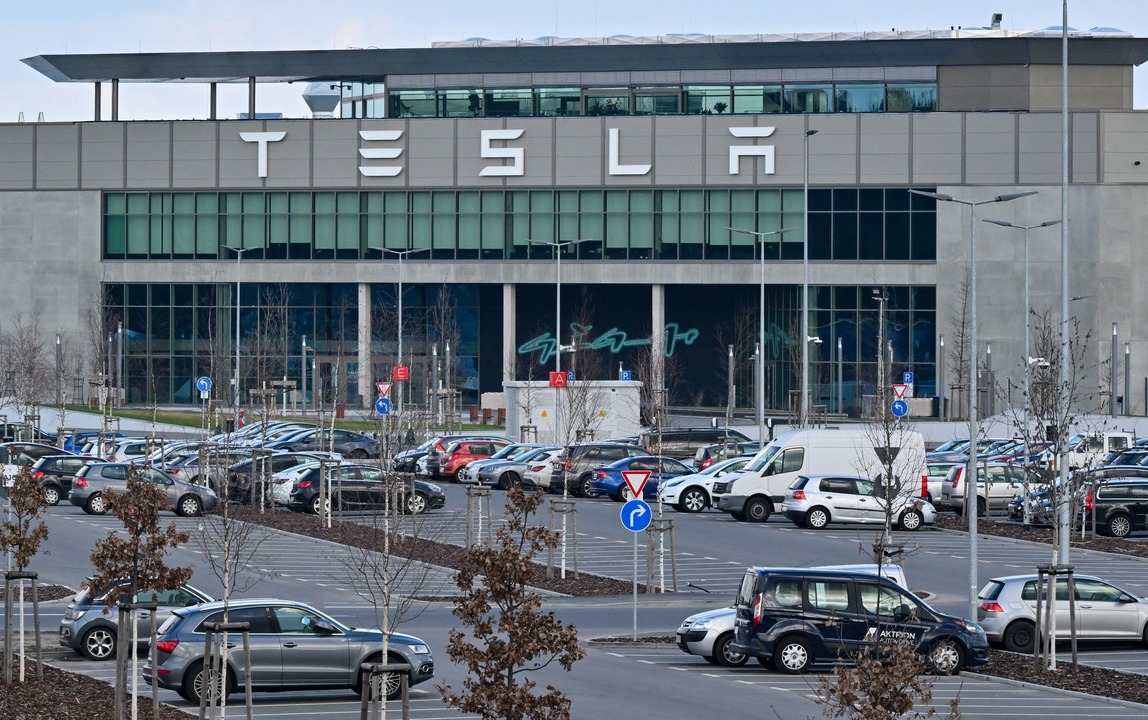 Die Tesla-Gigafactory in&nbsp;Gr&uuml;...e Bundesanwaltschaft die Ermittlungen.  | Foto: Patrick Pleul/dpa