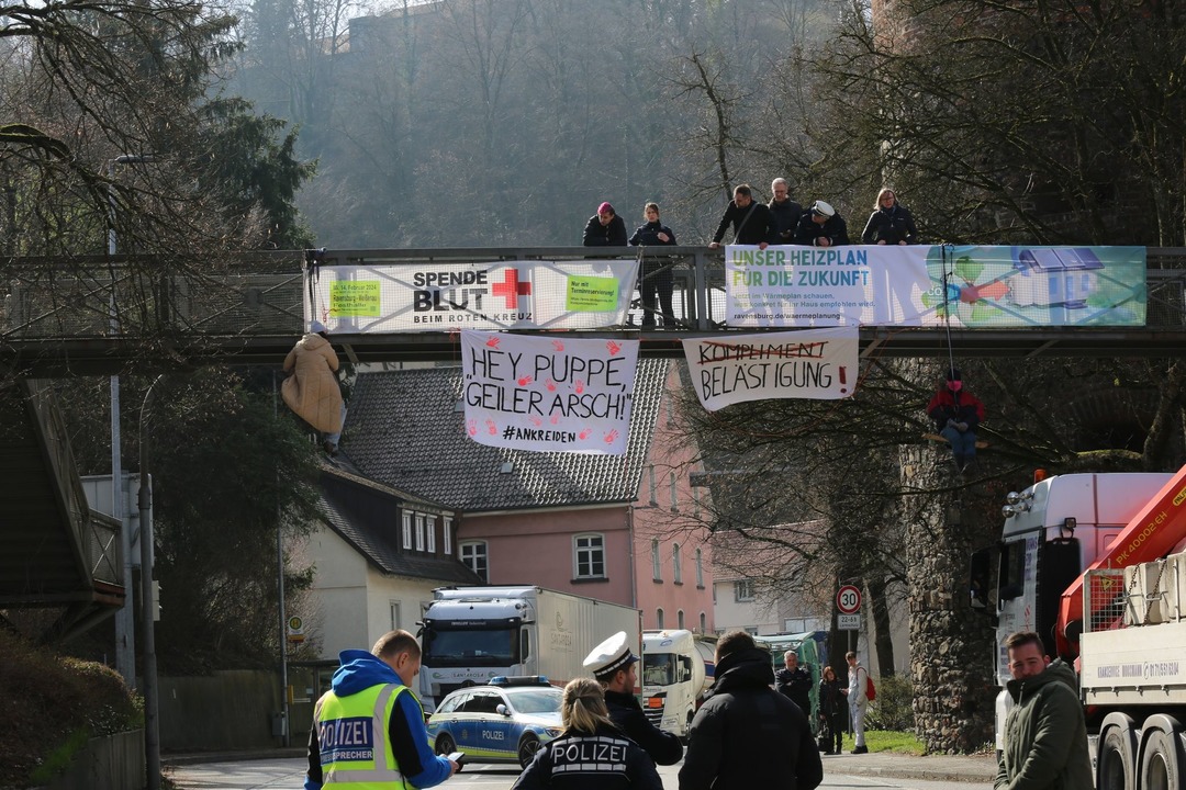 Zwei Aktivisten seilen sich von einer ...ke &uuml;ber der B32 in Ravensburg ab.  | Foto: David Pichler/dpa