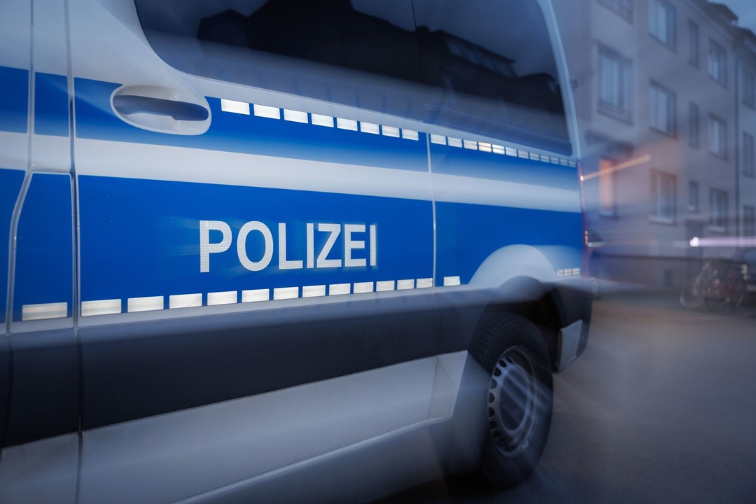 Ein Fahrzeug der Polizei steht auf einer Stra&szlig;e.  | Foto: Friso Gentsch/dpa/Symbolbild