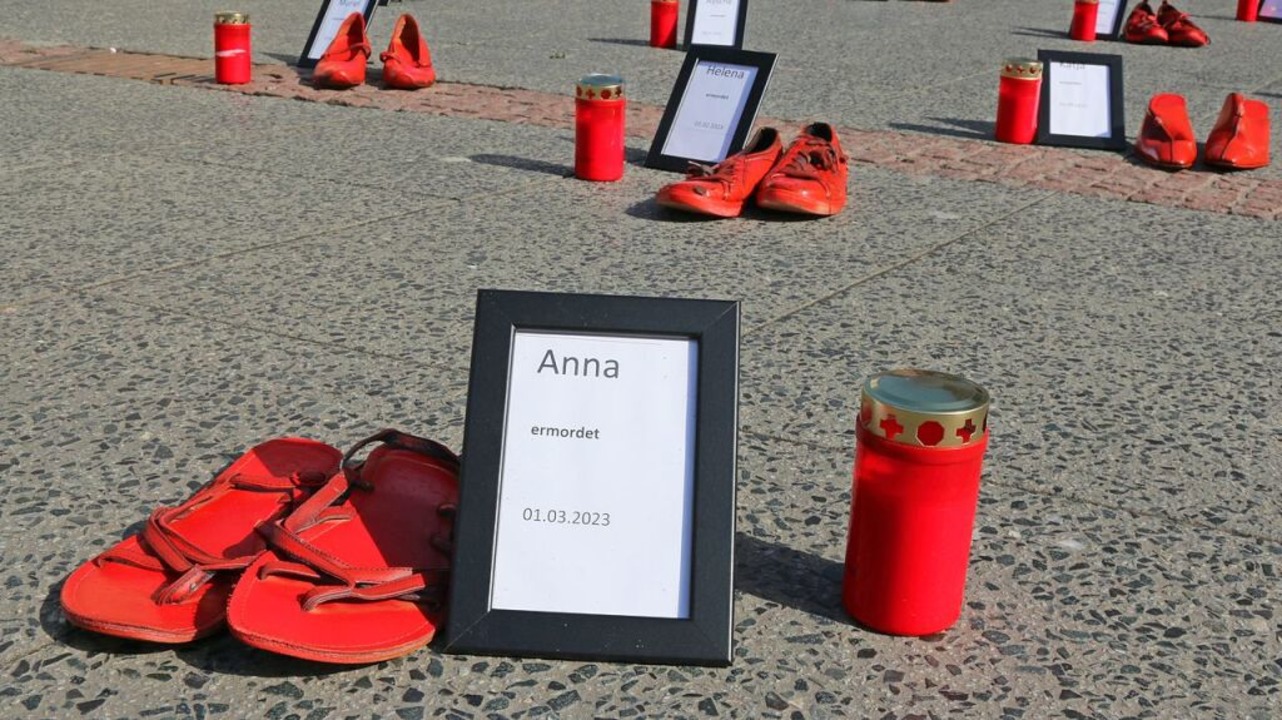 Jedes paar Schuhe steht symbolisch fr eine ermordete Frau.  | Foto: Katharina Kubon