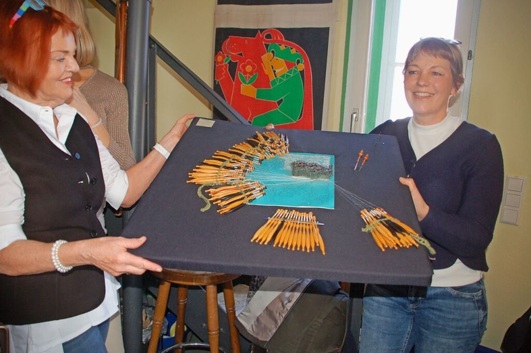 Karin Langendorf (rechts) zeigt Cornelia Rsner ein Klppel-Kissen.  | Foto: Petra Wunderle