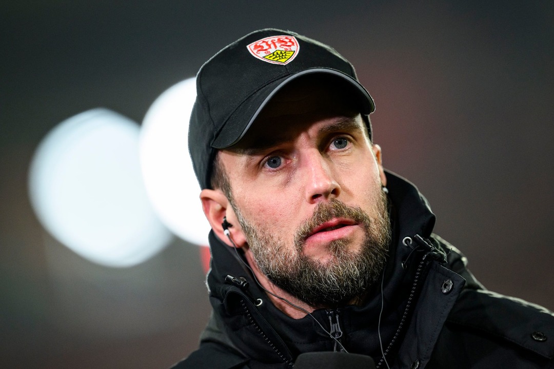 Stuttgarts Trainer Sebastian Hoene&szlig; steht vor dem Spiel im Stadion.  | Foto: Tom Weller/dpa