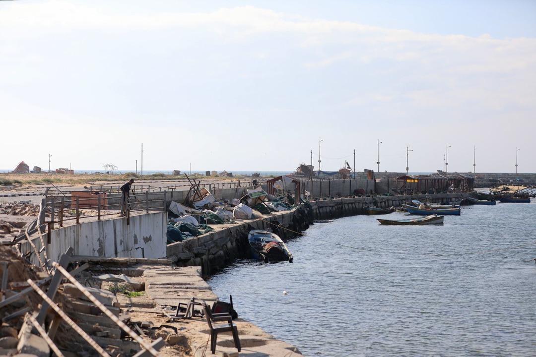 Blick auf einen besch&auml;digten Hafe...zte Zeit einen neuen Hafen einrichten.  | Foto: Mohammed Ali/Xinhua/dpa